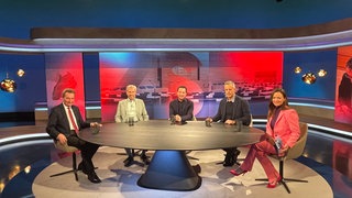 Die Gäste von "Zur Sache! Baden-Württemberg von links nach rechts: Günther Oettinger (Ex-Ministerpräsident, CDU), Boris Palmer (Oberbürgermeister Tübingen, parteilos), Sascha Binder (SPD-Fraktionschef), SWR-Redakteur Henning Otte und SWR-Moderatorin Alexandra Gondorf.