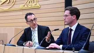 Cem Özdemir (Bündnis 90Die Grünen, links) und Manuel Hagel (CDU) sitzen im Plenarsaal des baden-württembergischen Landtags.