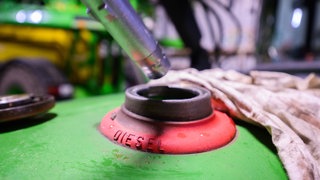 Ein Traktor wird mit Diesel betankt.