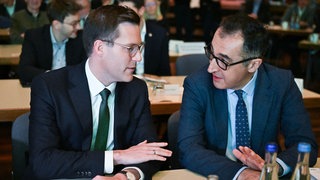 Eineinhalb Wochen nach der Landtagswahl in Baden-Württemberg haben die Grünen die CDU zu Sondierungsgesprächen über eine Neuauflage der gemeinsamen Koalition eingeladen.