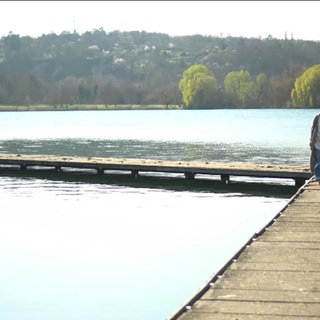 Frau läuft auf Steg