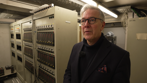 Marc-Oliver Hendriks (Geschäftsführender Intendant der Staatstheater Stuttgart) steht vor der alten Elektrik in der Stuttgarter Oper.