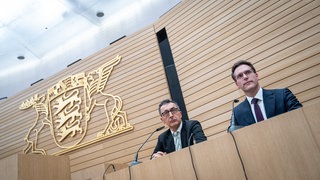 Cem Özdemir von den Grünen (links) und Manuel Hagel von der CDU werden die Sondierungsgespräche führen. Auf diesem Bild sitzen sie am Wahlabend nebeneinander im Landtag.