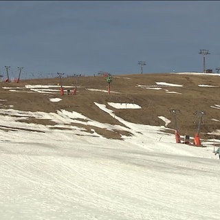 Piste am Feldberg, auf der noch stellenweise Schnee liegt.