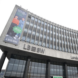 Das Logo der Landesbank Baden-Württemberg (LBBW) ist an der Zentrale der Bank angebracht. 