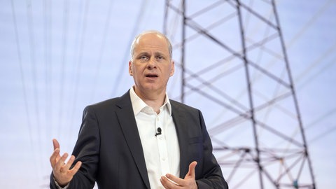 Georg Stamatelopoulos, Vorstandsvorsitzender der EnBW AG, nimmt an der Bilanzpressekonferenz des Energiekonzerns Energie Baden-Württemberg (EnBW) teil. Die EnBW stellt auf ihrer Bilanzpressekonferenz die Zahlen für das vergangene Geschäftsjahr vor.