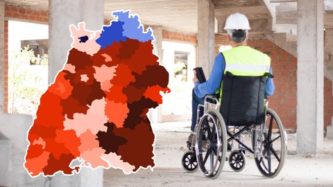 Eine Person im Rollstuhl der als Bautechniker eine Baustelle überwacht