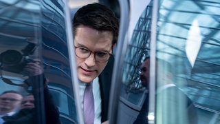 Manuel Hagel steigt nach einer Sitzung in eine Limousine. Der Spitzenkandidat steht nun aus CDU-Kreisen wegen des Wahlkampfes in der Kritik.