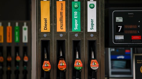 Blick auf die Zapfsäulen einer Tankstelle.