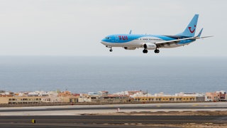 Ein Flugzeug des Konzerns Tui landet auf dem einem lokalen Flughafen der Kanarischen Inseln. 
