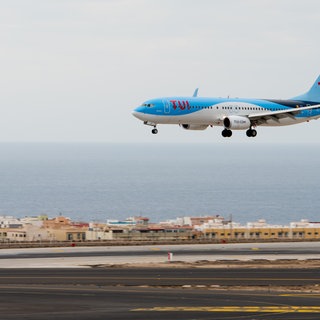 Ein Flugzeug des Konzerns Tui landet auf dem einem lokalen Flughafen der Kanarischen Inseln. 