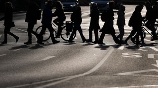 Fußgänger überqueren eine Straße: Immer wieder gibt es schwere Verkehrsunfälle mit Fußgängern. Können sie besser geschützt werden?