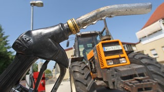 (Archivbild) Eine Zapfpistole wird an einer Tankstelle für Agrar-Diesel vor einen Traktor gehalten. 
