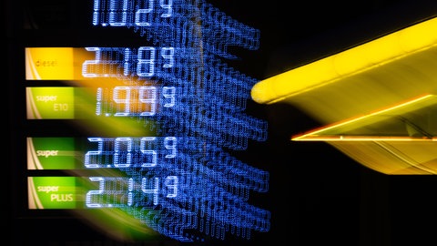 Die Preise für Benzin und Diesel werden an einer Tankstelle angezeigt. Der Krieg in Nahost sorgt derzeit für massiv gestiegene Preise an den Zapfsäulen. (Symbolbild)