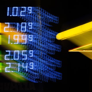 Die Preise für Benzin und Diesel werden an einer Tankstelle angezeigt. Der Krieg in Nahost sorgt derzeit für massiv gestiegene Preise an den Zapfsäulen. (Symbolbild)