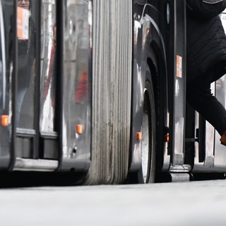 Steigende Kraftstoffpreise erhöhen den Druck auf örtliche Busanbieter. Die Branche