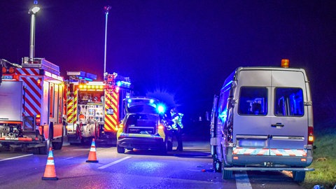Einsatzfahrzeuge von Polizei und Feurwehr stehen neben einem verunfallten Mercedes Sprinter. Der Transporter hatte wegen Spritmangels auf der rechten Spur der Autobahn angehalten, woraufhin ein nachfolgendes Auto mit hoher Geschwindigkeit auf das Fahrzeug aufgefahren war. Der Fahrer des Sprinters kam dabei ums Leben. Die Autobahn 6 musste zwischen den Anschlussstellen Neuenstein und Kupferzell voll gesperrt werden.