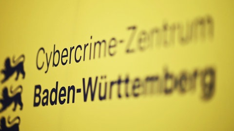 Auf einem Roll-Up im Cybercrime-Zentrum Baden-Württemberg steht der Name der Einrichtung.