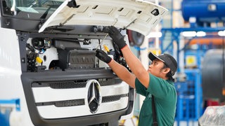 Produktion eines Lkw in einem Werk des Nutzfahrzeugherstellers Daimler Truck: Ein Teil davon wird künftig nach Tschechien verlegt.