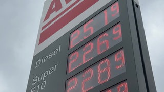 Die Preise an einer Tankstelle in Ulm steigen kurzzeitig auf 2,51 Euro.