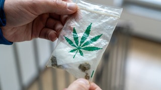 Vor zwei Jahren wurde Cannabis teilweise legalisiert. Wird seither mehr gekifft? Und wie steht es um den Jugendschutz in baden-Württemberg?