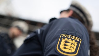 Ein Polizist und eine Polizistin der Polizei Baden-Württemberg in Uniform (Symbolbild).