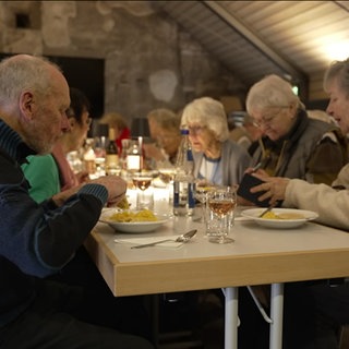 Besucher des Klosters Maulbronn beim Maultaschen-Essen