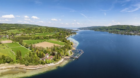 Luftaufnahme Bodensee im Sommer. Der See dient als großes Wasserreservoir bei Hitze in BW.