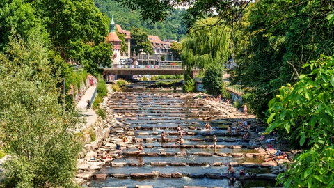 Wasserterassen in Freiburg, BW. Die Stadt ist besonders von Hitze betroffen. Stadtbegrünung und Wasserflächen sorgen für Abkühlung im Hitzesommer.
