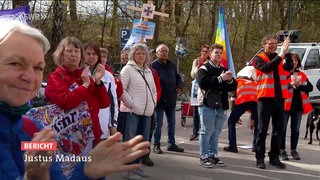 Menschen beim Ulmer Ostermarsch mit Flaggen und Schildern