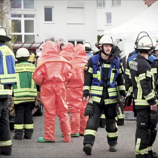 Viele Einsatzkräfte zur Bergung des vermeintlich radioaktiven Materials in Vaihingen-Enz