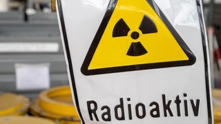 Ein Schild warnt vor radioaktiven Stoffen. Darauf steht "radioaktiv". In Vaihingen an der Enz hat es Aufregung wegen eines mutmaßlichen Fundes von Polonium-210 gegeben. (Symbolfoto)