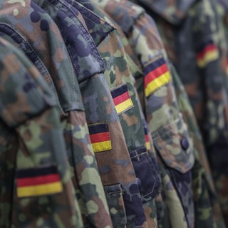 Feldjacken der Bundeswehr hängen auf einer Kleiderstange.