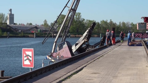 In Breisach (Kreis Breisgau-Hochschwarzwald) ist am Mitwoch ein Kran in den Rhein gestüzt und hat zwei Menschen verletzt.