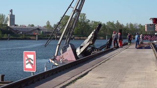 In Breisach (Kreis Breisgau-Hochschwarzwald) ist am Mitwoch ein Kran in den Rhein gestüzt und hat zwei Menschen verletzt.