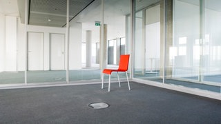 Eine leere Bürofläche. Mit einem Förderprogramm möchte der Bund den Umbau von leeren Büroflächen zu Wohnungen fördern.