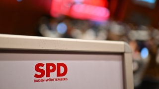 Ein SPD-Logo auf einem Schild, aufgenommen bei einem Landesparteitag der SPD Baden-Württemberg (Archivbild)