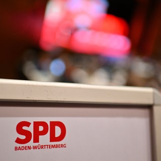 Ein SPD-Logo auf einem Schild, aufgenommen bei einem Landesparteitag der SPD Baden-Württemberg (Archivbild)