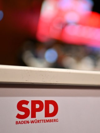 Ein SPD-Logo auf einem Schild, aufgenommen bei einem Landesparteitag der SPD Baden-Württemberg (Archivbild)