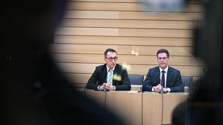Cem Özdemir (Grüne, links) und Manuel Hagel (CDU) sitzen nach der baden-württembergischen Landtagswahl 2026 im Plenarsaal des Landtags.