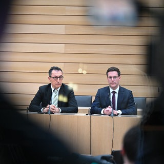 Cem Özdemir (Grüne, links) und Manuel Hagel (CDU) sitzen nach der baden-württembergischen Landtagswahl 2026 im Plenarsaal des Landtags.