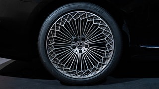 Reifen eines Mercedes-Benz S-Klasse. Stuttgart, 2026.