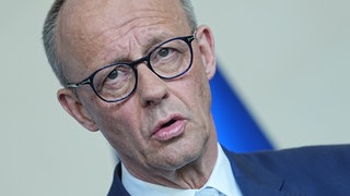 Porträt von Bundeskanzler Friedrich Merz. Der CDU-Politiker steht aktuell im Fokus einer Kampagne aus den Reihen der Protestierenden der Schulstreiks gegen Wehrpflicht.