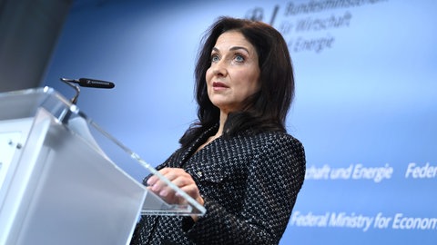 Katherina Reiche (CDU), Bundesministerin für Wirtschaft und Energie, spricht während eines Pressestatements im Bundesministerium für Wirtschaft und Energie. Der CDU-Sozialflügel hat die Entlassung der Bundeswirtschaftsministerin gefordert.