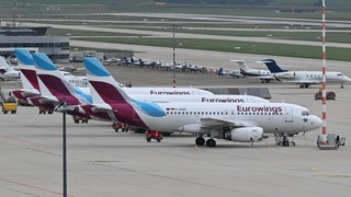 Maschinen der Fluggesellschaft Eurowings stehen in Stuttgart geparkt auf dem Vorfeld. Die Vereinigung Cockpit hat zum Pilotenstreik bei Lufthansa und Eurowings aufgerufen.