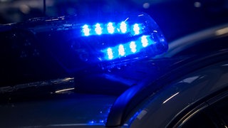 Blaulichter auf dem Dach eines Polizeiwagens (Symbolbild).