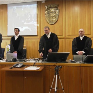 Richter und Schöffen im Gerichtssaal