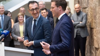 Symbolbild: Cem Özdemir (Bündnis 90Die Grünen, l), Spitzenkandidat der Grünen in Baden-Württemberg, und Manuel Hagel (CDU), Vorsitzender der CDU Baden-Württemberg.
