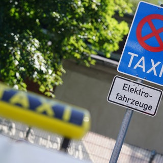 Ein E-Taxi steht an einer Schnellladesäule für Taxi. (Symbolbild)