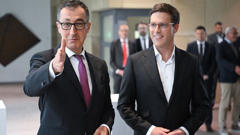 Die beiden Verhandlungsführer der Koalitionsverhandlungen in Baden-Württemberg, Cem Özdemir (l, Bündnis 90  Die Grünen) und Manuel Hagel (CDU) geben im Foyer des Hauses der Abgeordneten eine gemeinsame Pressekonferenz. Am Dienstag hat man sich auf Koalitionsgespräche für eine künftige Landesregierung geeinigt.